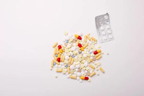 Gekleurde Pillen Lege Blaren Van Kleurrijke Pillen Witte Achtergrond — Stockfoto