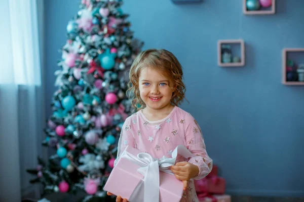 Close Cheerful Girl Getting Present — Stock Photo, Image