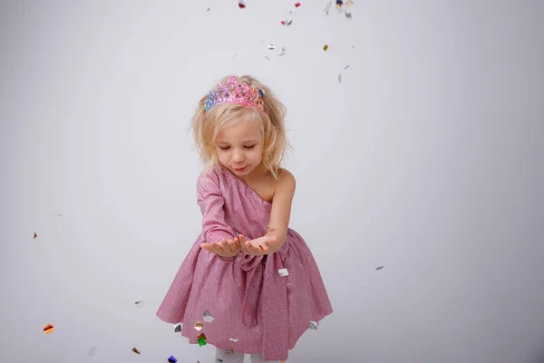 Χαριτωμένο Κοριτσάκι Ποζάρουν Στο Στούντιο Ροζ Φόρεμα Και Στέμμα — Φωτογραφία Αρχείου
