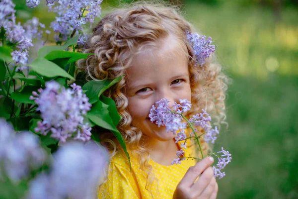 Красива Маленька Дівчинка Позує Бузкових Квітах — стокове фото