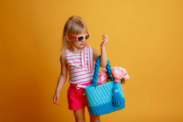 Una Niña Ropa Verano Bolso Con Flores Gafas Sol Sobre — Foto de Stock