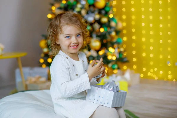 Bambina Vicino All Albero Natale Con Scatola Piena Palline Argento — Foto Stock