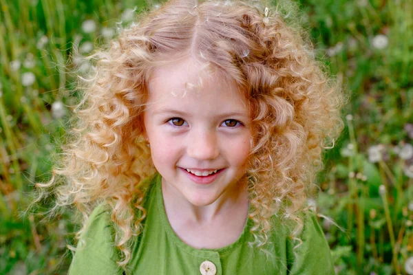 Close Portret Van Blond Meisje Poseren Paardenbloem Veld — Stockfoto