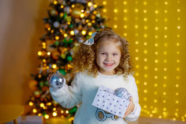 Bambina Vicino All Albero Natale Contenente Una Scatola Piena Palline — Foto Stock