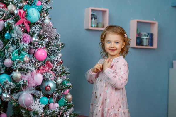 Bambina Con Albero Natale Casa — Foto Stock