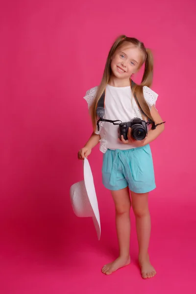 Portrét Dívky Cestující Drží Fotoaparát Pózující Růžovém Pozadí — Stock fotografie