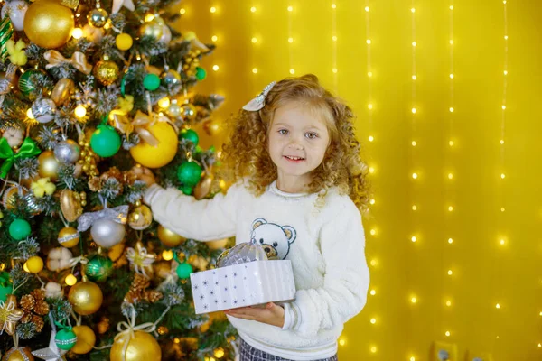 Bambina Con Regali Natale Vicino Camino — Foto Stock