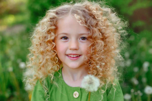 Pequena Loira Encaracolado Menina Brincando Com Dente Leão — Fotografia de Stock