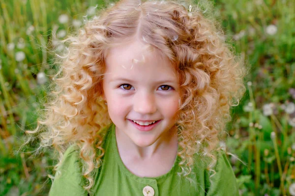 Portrait Gros Plan Petite Fille Blonde Posant Sur Champ Pissenlit — Photo