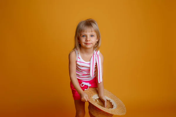 Une Petite Fille Blonde Vêtements Été Chapeau Paille — Photo