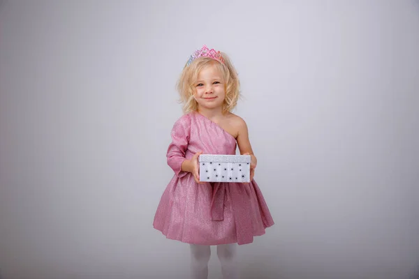 Красивая Маленькая Девочка Блондинка Принцесса Подарком Руках — стоковое фото