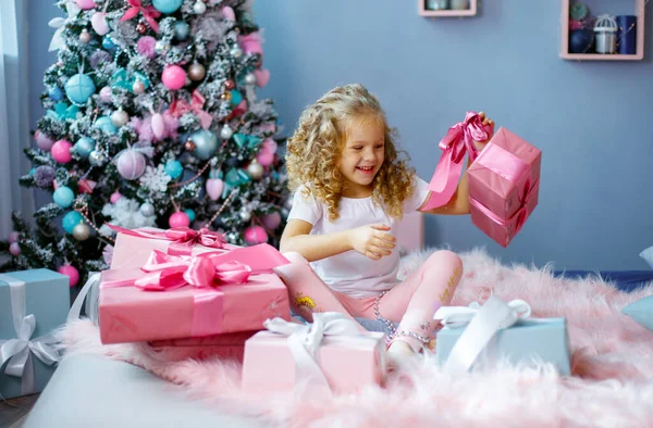 Bambina Con Regali Natale Vicino Camino — Foto Stock