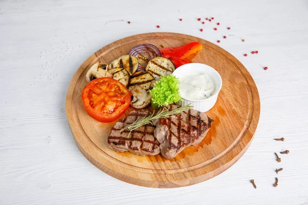 Filete Ternera Parrilla Con Verduras Tablero Madera — Foto de Stock