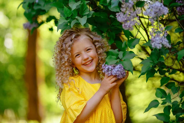 Hermosa Niña Posando Flores Lila — Foto de Stock