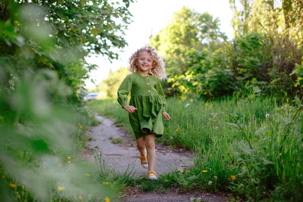 Hermosa Niña Corriendo Camino Jardín Vistiendo Vestido Verde — Foto de Stock