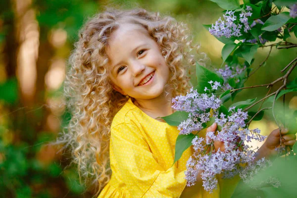 Красивая Маленькая Девочка Позирует Сиреневых Цветах — стоковое фото