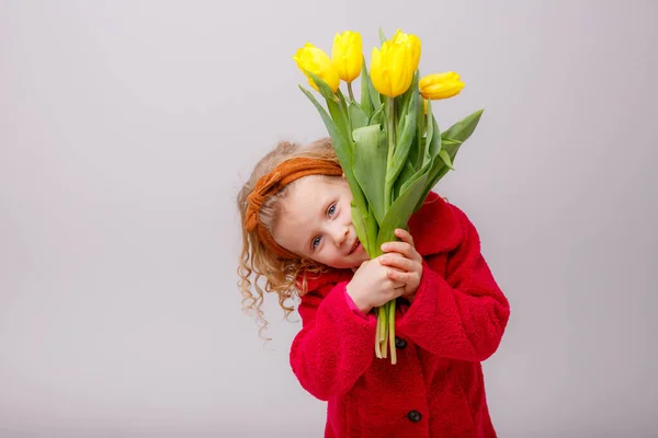 Dítě Blondýnka Kyticí Žlutých Tulipánů — Stock fotografie