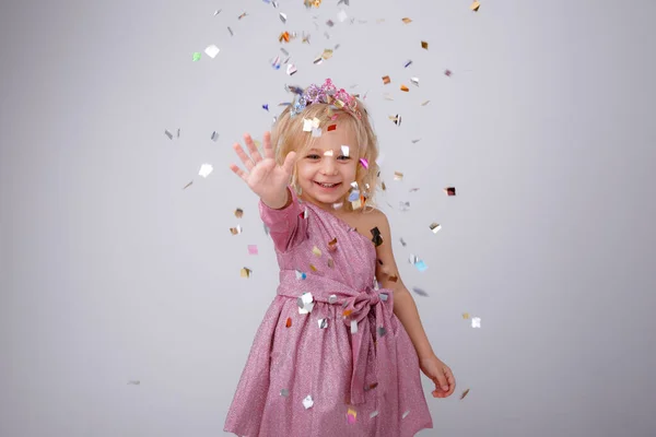 Gadis Kecil Yang Lucu Berpose Studio Dalam Gaun Merah Muda — Stok Foto