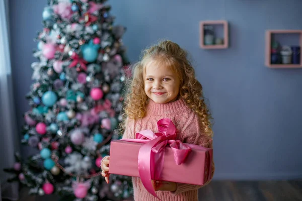 Little Girl Christmas Tree Holding Gift Smiling — Stock Photo, Image