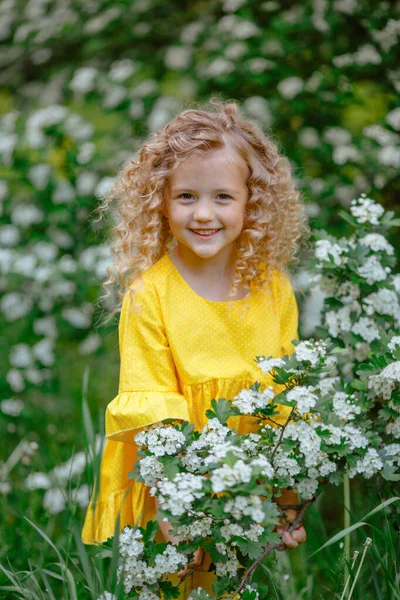 Retrato Uma Bela Menina Posando Perto Árvore Florescendo Dia Primavera — Fotografia de Stock