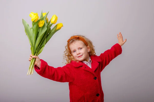 Enfant Une Fille Blonde Tenant Bouquet Tulipes Jaunes — Photo
