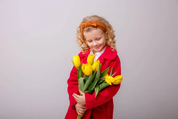 Bambino Una Ragazza Bionda Che Tiene Mazzo Tulipani Gialli Sfondo — Foto Stock