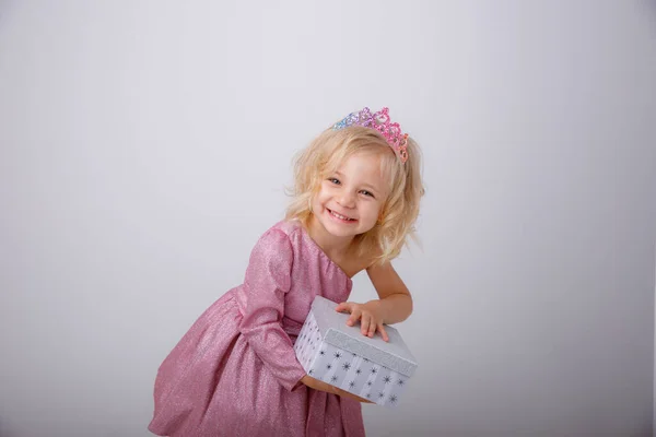 Belle Petite Fille Blonde Princesse Avec Cadeau Dans Ses Mains — Photo