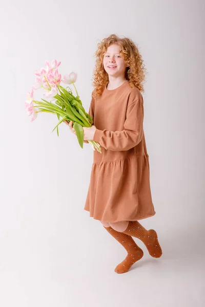 Mooie Roodharige Tiener Meisje Met Een Boeket Van Lente Roze — Stockfoto