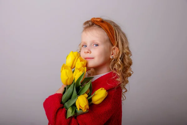 Ein Kind Ein Blondes Mädchen Mit Einem Strauß Gelber Tulpen — Stockfoto