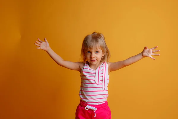 Renkli Arka Planda Sarı Elbiseli Şirin Bir Kızın Portresi — Stok fotoğraf
