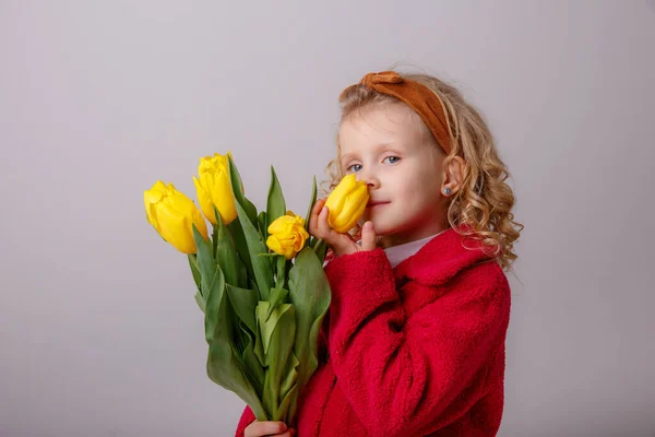 Dítě Blondýnka Kyticí Žlutých Tulipánů — Stock fotografie