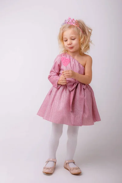 Schöne Kleine Blonde Mädchen Mit Einem Herzförmigen Lollipop — Stockfoto