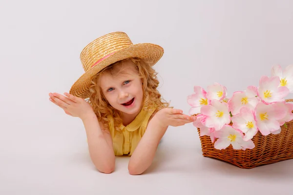 Petite Fille Blonde Avec Panier Fleurs Roses Printanières Sur Fond — Photo