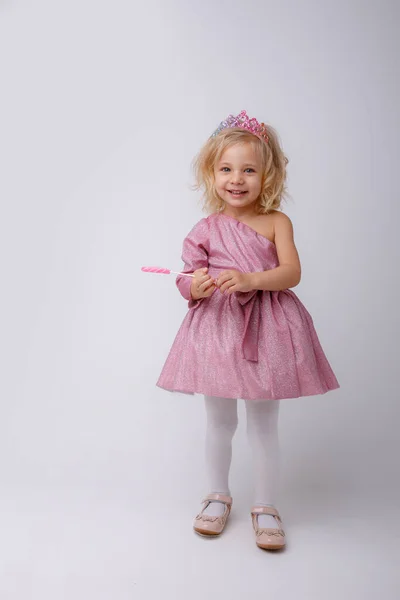 Linda Menina Loira Posando Com Coração Forma Pirulito — Fotografia de Stock