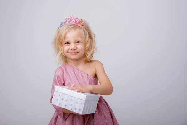 Hermosa Niña Rubia Princesa Con Regalo Sus Manos — Foto de Stock