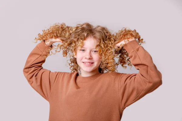 Portrait Adolescente Frisée Posant Studio — Photo