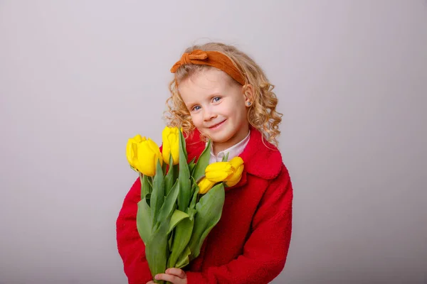 Dítě Blondýny Dívka Drží Kytici Žlutých Tulipánů Šedém Pozadí — Stock fotografie