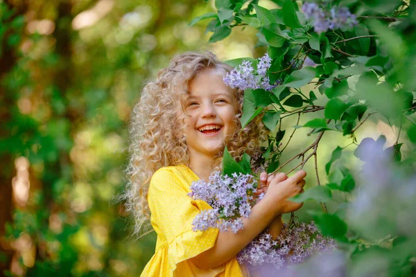 Bela Menina Posando Flores Lilás — Fotografia de Stock