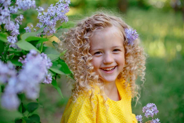 Hermosa Niña Posando Flores Lila — Foto de Stock