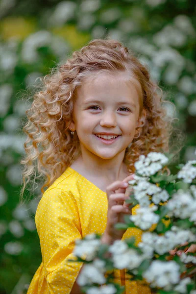 Retrato Uma Bela Menina Posando Perto Árvore Florescendo Dia Primavera — Fotografia de Stock