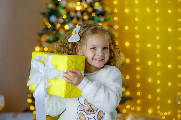 Retrato Una Niña Sosteniendo Regalo Navidad —  Fotos de Stock