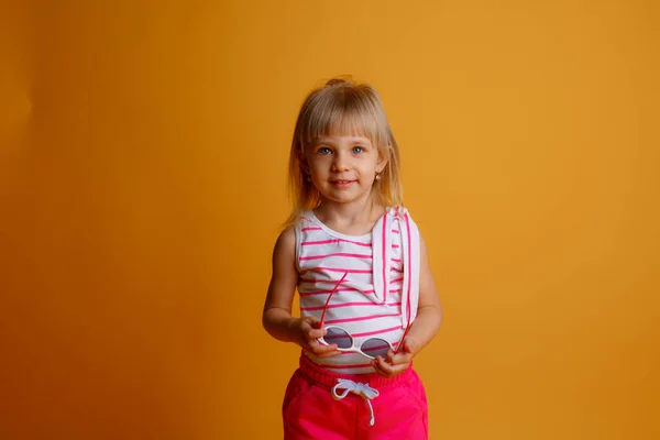 Une Petite Blonde Vêtue Été Portant Des Lunettes Soleil Sur — Photo