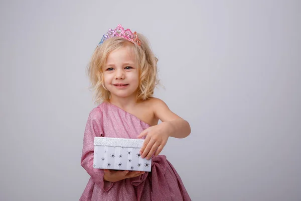 Belle Petite Fille Blonde Princesse Avec Cadeau Dans Ses Mains — Photo