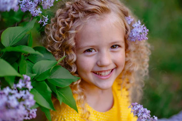 Hermosa Niña Posando Flores Lila — Foto de Stock