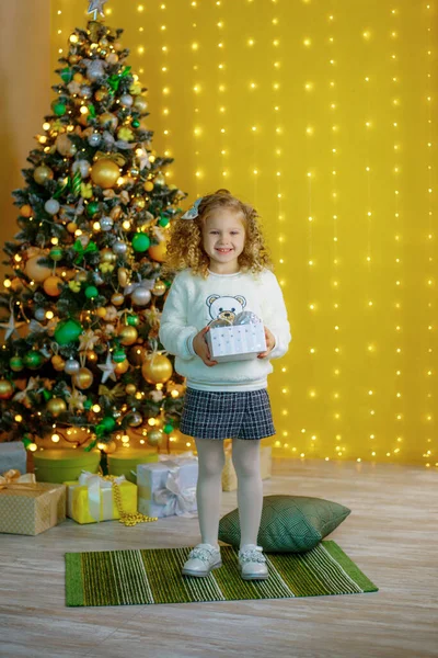Bambina Vicino All Albero Natale Contenente Una Scatola Piena Palline — Foto Stock