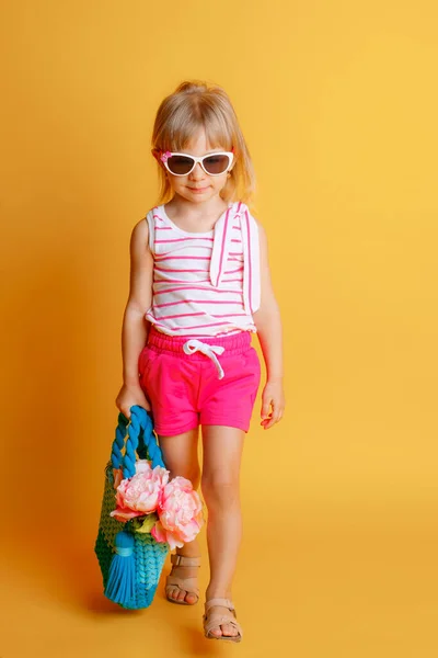 Yazlık Giysiler Içinde Küçük Bir Kız Güneş Gözlüğü Takan Çiçeklerle — Stok fotoğraf