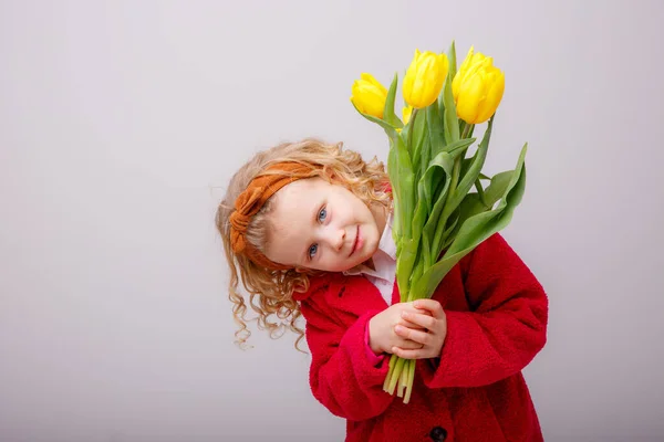 Enfant Une Fille Blonde Tenant Bouquet Tulipes Jaunes Sur Fond — Photo