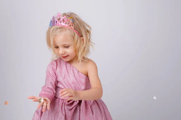 Nettes Kleines Mädchen Posiert Studio Rosa Kleid Und Krone — Stockfoto
