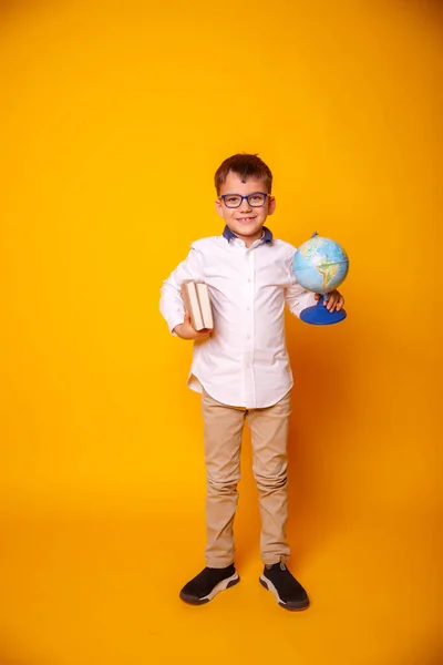 Carino Scolaro Con Globo Libri Mano — Foto Stock