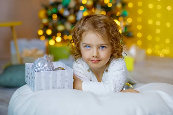 Bambina Vicino All Albero Natale Con Scatola Piena Palline Argento — Foto Stock